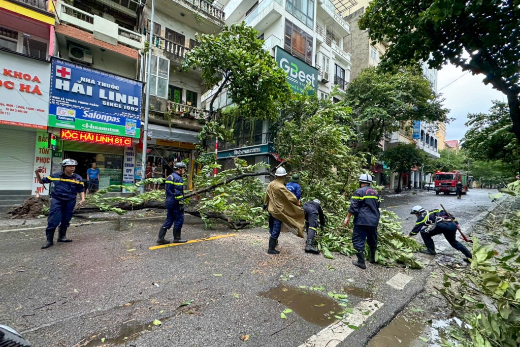 Bí thư Thành ủy Hà Nội chỉ đạo quyết liệt đảm bảo an toàn cho người dân