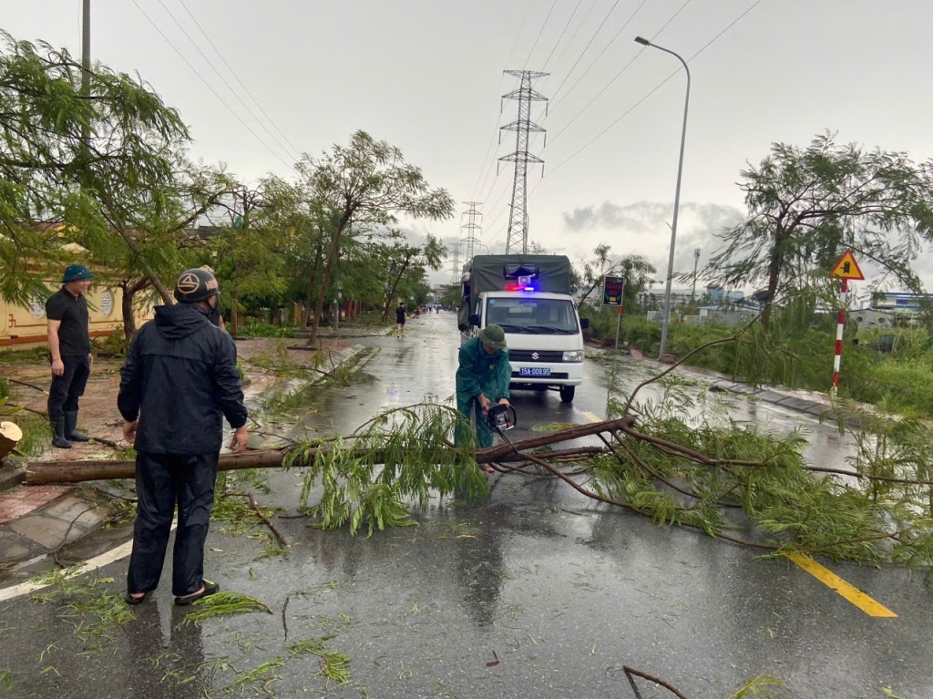 Công an xã Hồng Phong hỗ trợ người dân khắc phục hậu quả cơn bão số 3