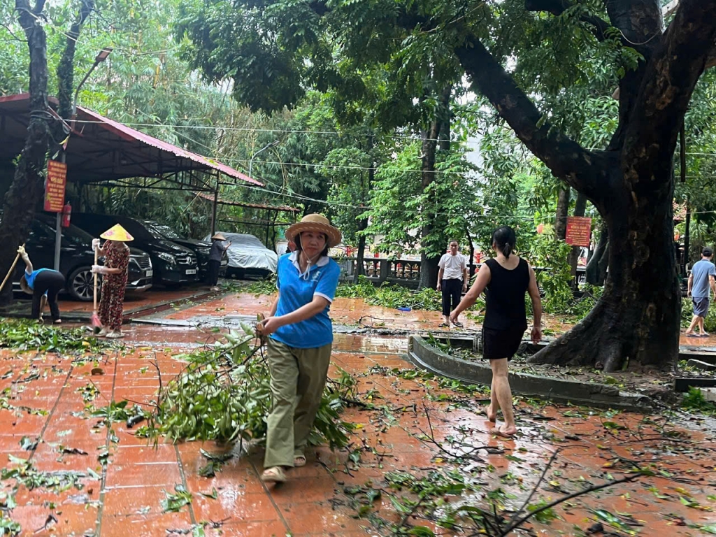 Hàng nghìn phụ nữ Thủ đô đồng loạt ra quân tổng vệ sinh môi trường sau bão