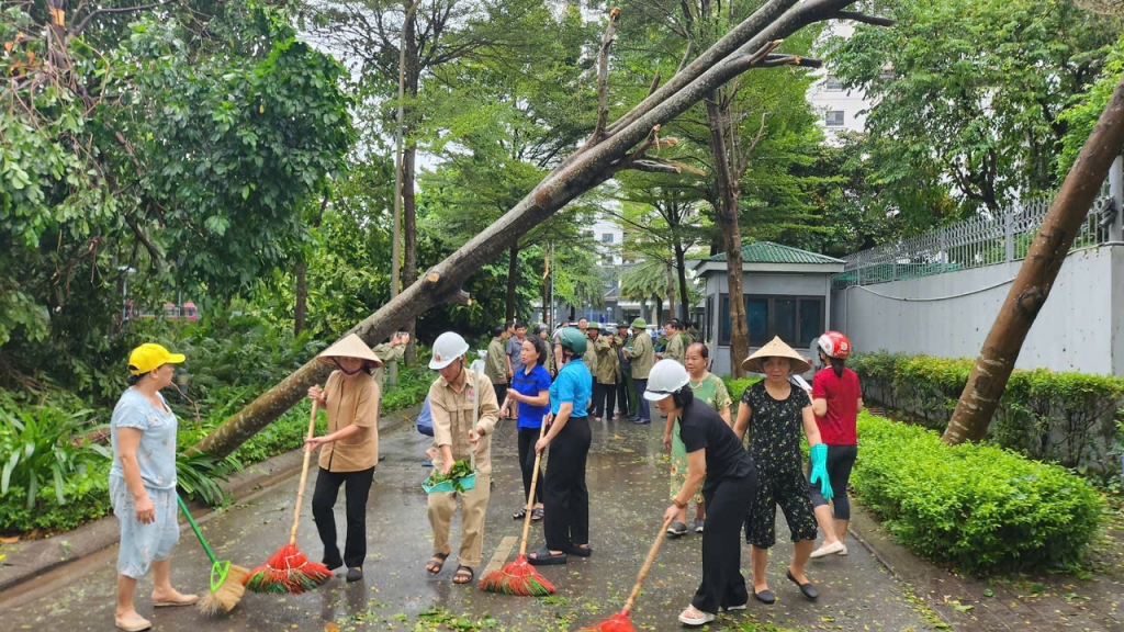 Hàng nghìn phụ nữ Thủ đô đồng loạt ra quân tổng vệ sinh môi trường sau bão