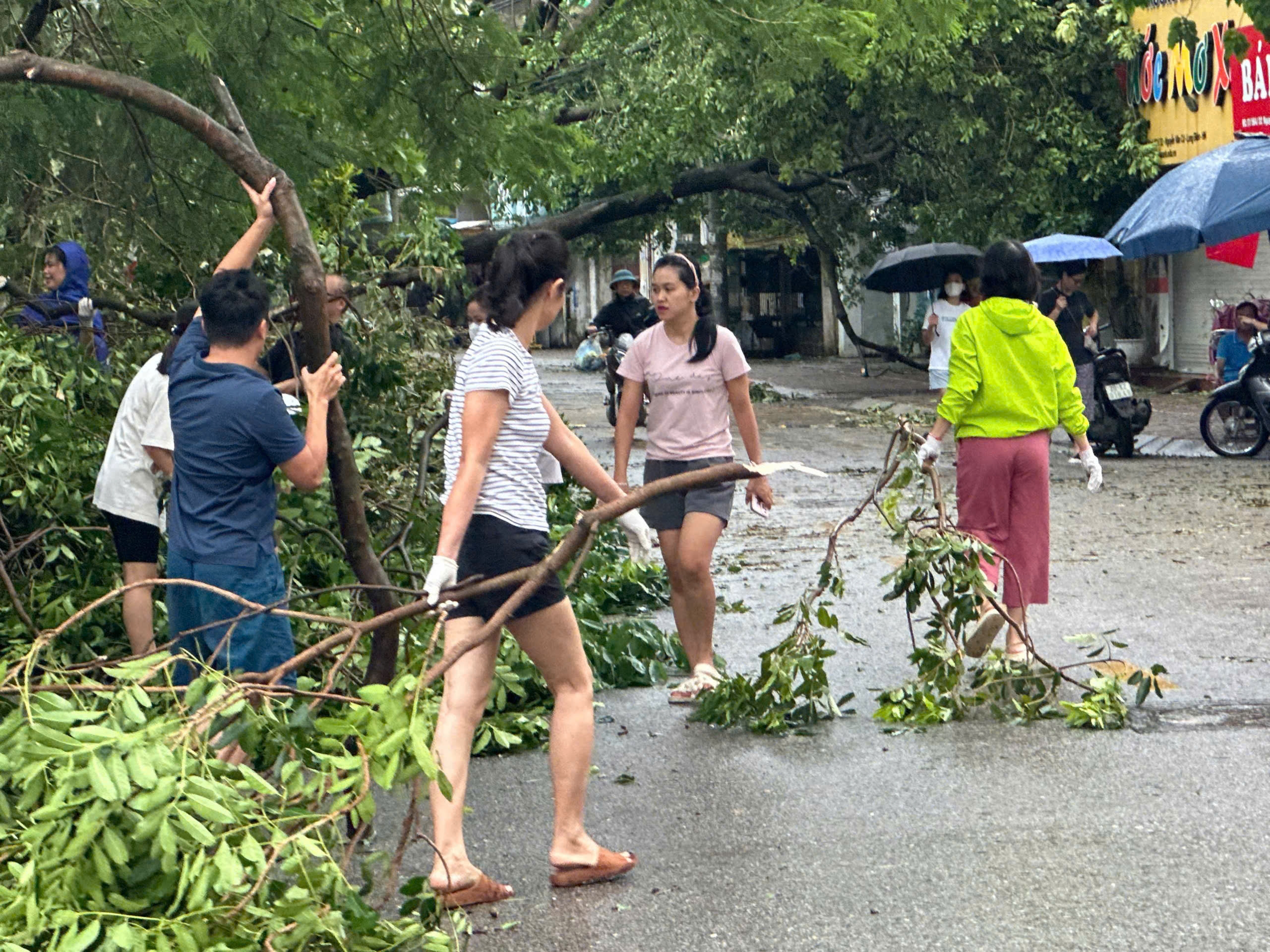 Hàng nghìn phụ nữ Thủ đô đồng loạt ra quân tổng vệ sinh môi trường sau bão