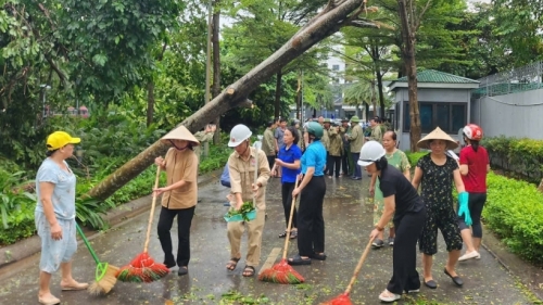 Hàng nghìn phụ nữ Thủ đô đồng loạt ra quân tổng vệ sinh môi trường sau bão