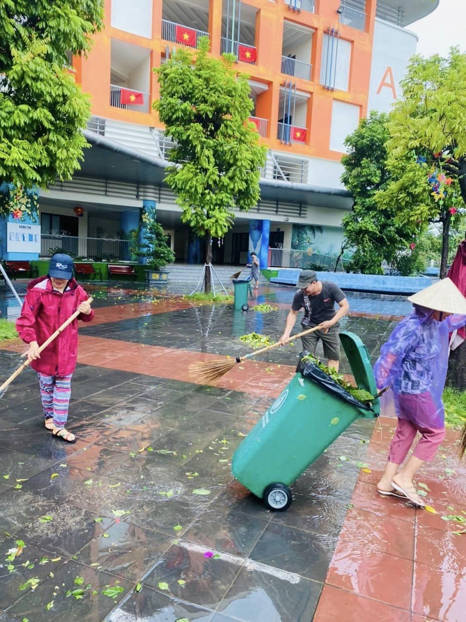 Các trường học Hà Nội tích cực khắc phục hậu quả bão số 3 để đón học sinh trở lại