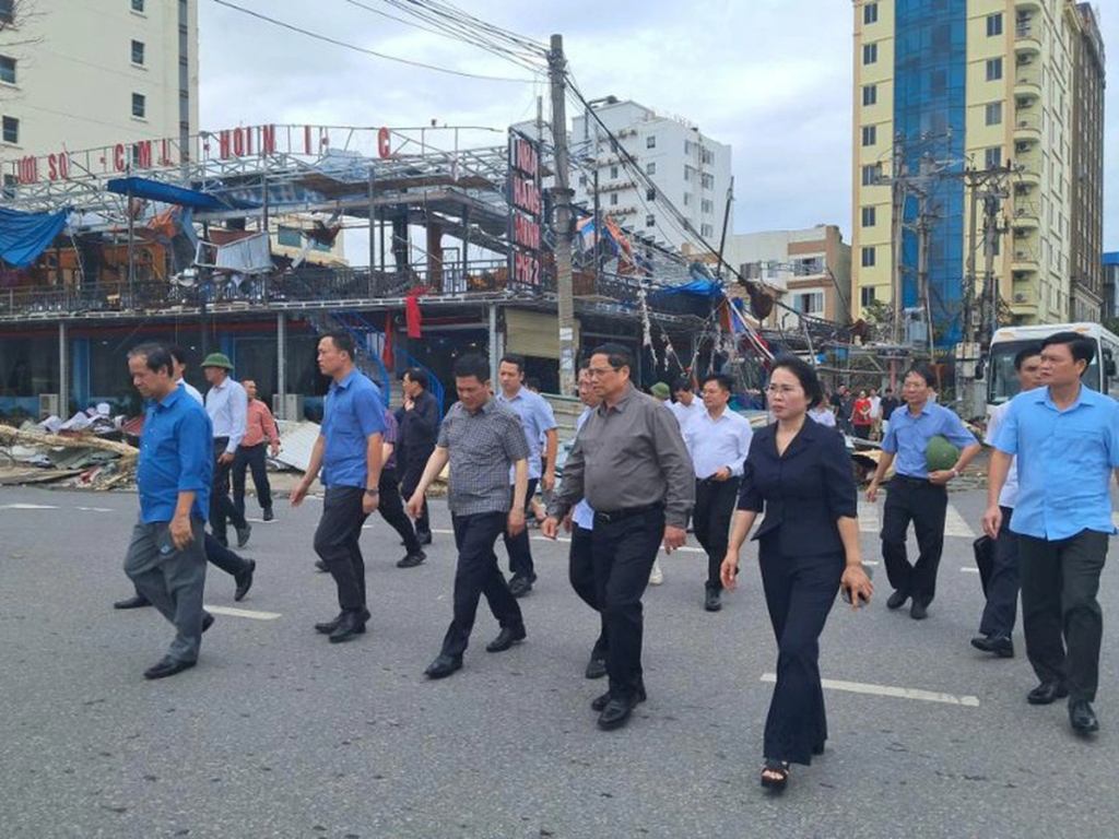 Thủ tướng Phạm Minh Chính đi kiểm tra tình hình thiệt hại, chỉ đạo triển khai các biện pháp cấp bách khắc phục hậu quả cơn bão số 3 tại Quảng Ninh và Hải Phòng. Ảnh: VGP