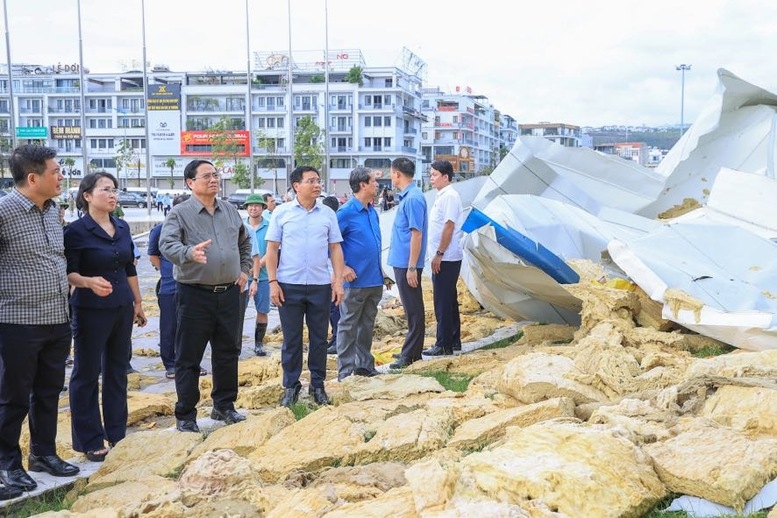 Thủ tướng đi thị sát tình hình thiệt hại tại các cơ sở kinh tế - xã hội trên địa bàn thành phố Hạ Long, tỉnh Quảng Ninh. Ảnh: VGP/Nhật Bắc