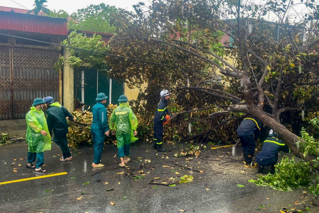 Lực lượng cảnh sát PCCC&CNCH xử lý sự cố cây gãy đổ. Ảnh: Khánh Huy