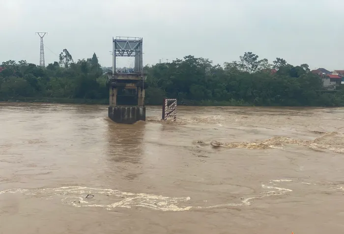 Sập cầu Phong Châu ở Phú Thọ, nghi có nhiều người và phương tiện gặp nạn