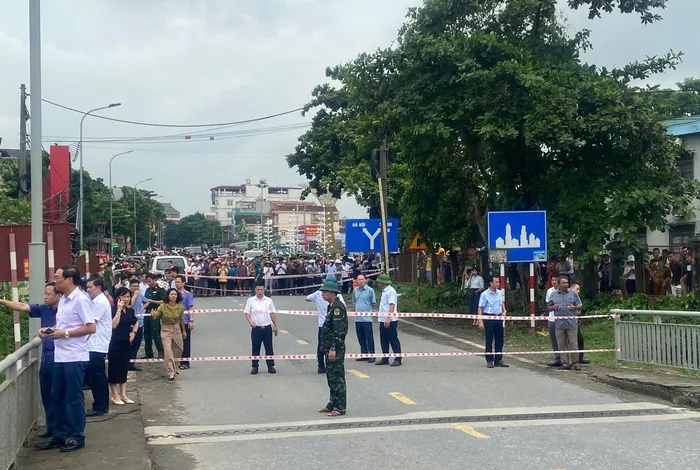 Sập cầu Phong Châu ở Phú Thọ, nghi có nhiều người và phương tiện gặp nạn