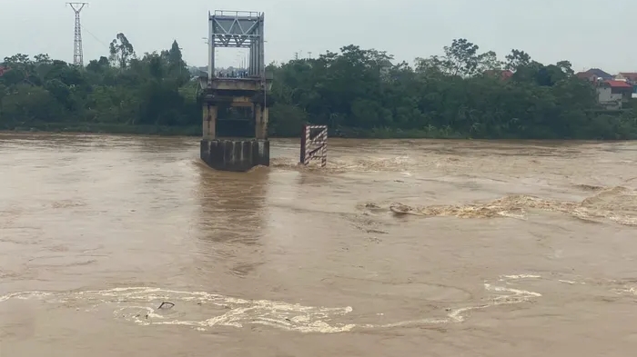 Sập cầu Phong Châu ở Phú Thọ, nghi có nhiều người và phương tiện gặp nạn