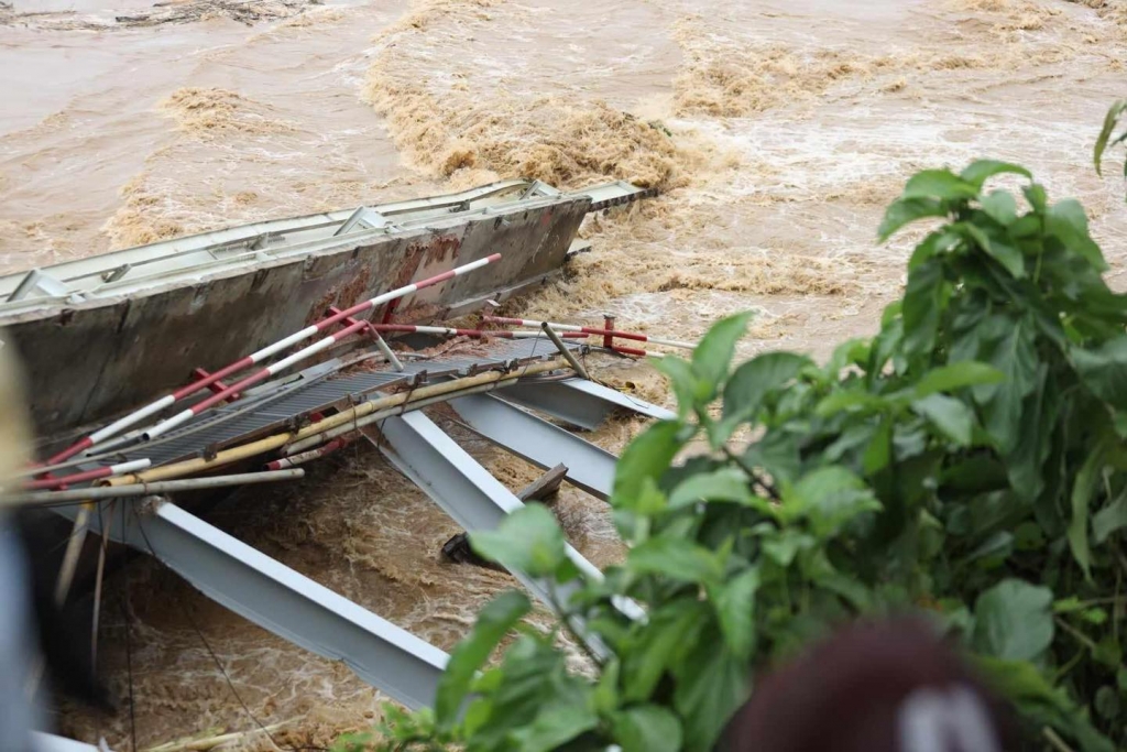 Nguyên nhân ban đầu làm sập cầu Phong Châu