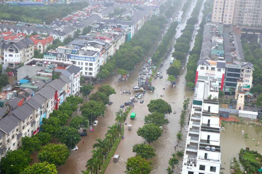 Đường Hoàng Tùng, đoạn qua Khu đô thị Nam An Khánh (Hoài Đức, Hà Nội) chìm trong biển nước. Ảnh: Hữu Chánh