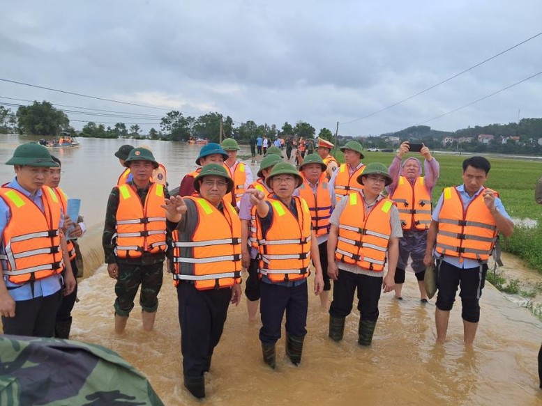 Thủ tướng Phạm Minh Chính thị sát, kiểm tra công tác ứng phó thiên tai tại xã Vân Hà, thị xã Việt Yên, tỉnh Bắc Giang đang bị cô lập. Ảnh: VGP/Nhật Bắc