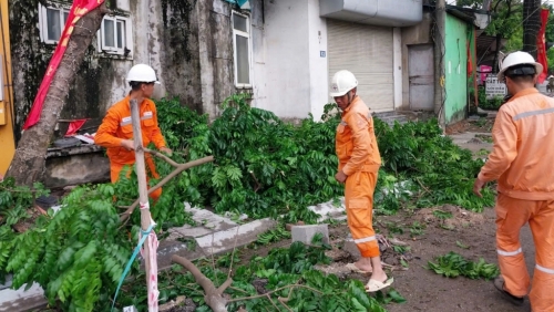 Huyện Mỹ Đức: hỗ trợ người dân tu sửa nhà bị sập