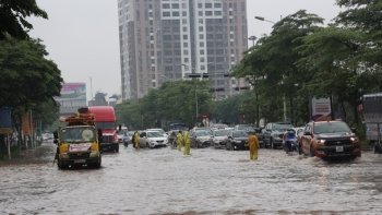 Hà Nội cấm phương tiện đi vào đường gom Đại lộ Thăng Long do ngập sâu