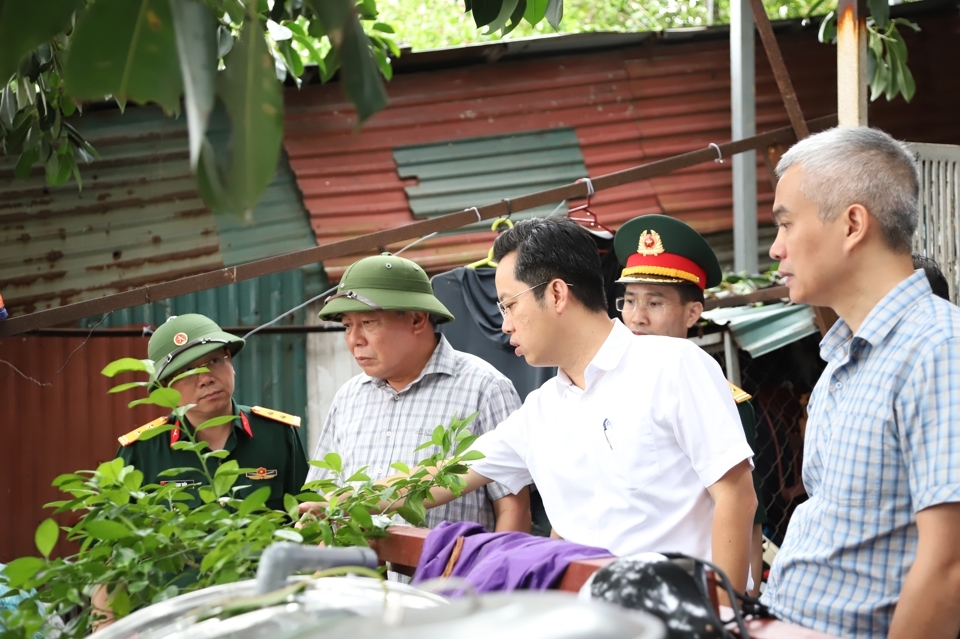 Phó Bí thư Thành ủy Hà Nội thị sát công tác ứng phó với mưa lũ tại Hoàn Kiếm