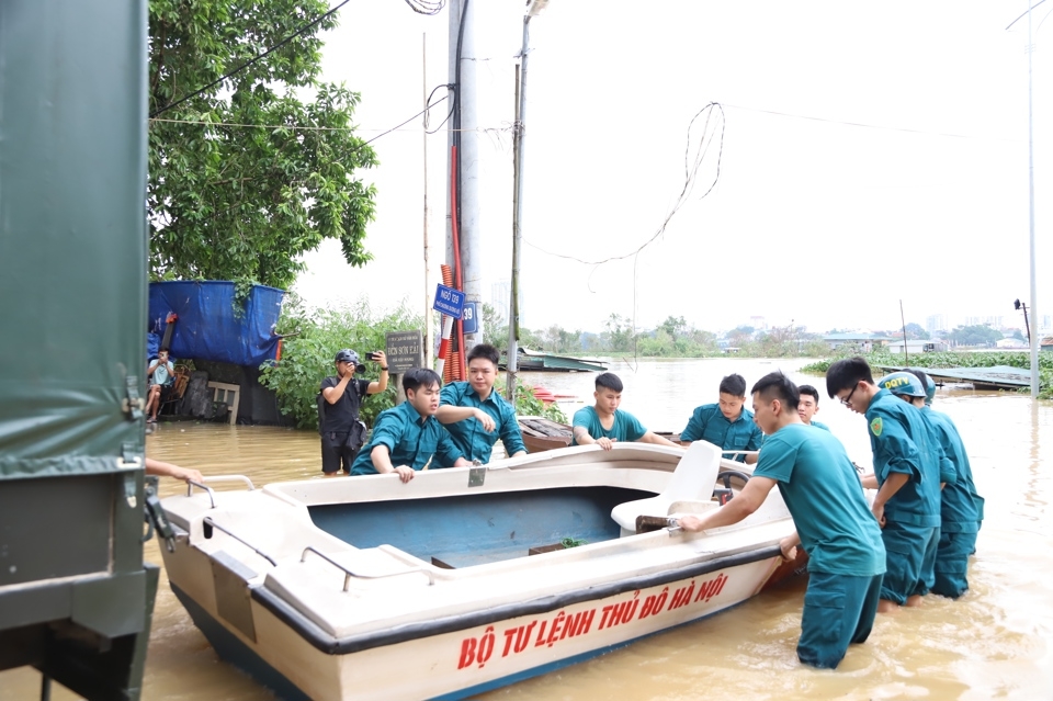 Phó Bí thư Thành ủy Hà Nội thị sát công tác ứng phó với mưa lũ tại Hoàn Kiếm