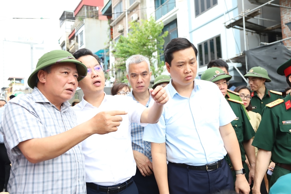 Phó Bí thư Thành ủy Hà Nội thị sát công tác ứng phó với mưa lũ tại Hoàn Kiếm