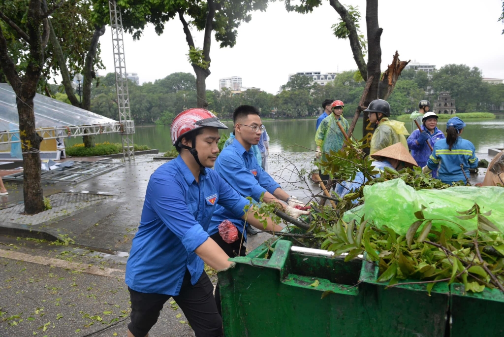 Thanh niên Thủ đô hỗ trợ các lực lượng chức năng dọn dẹp cây đổ, vệ sinh môi trường