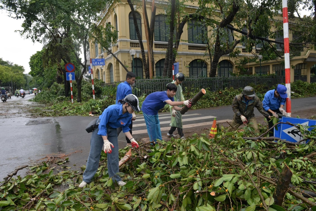 Thanh niên Thủ đô hỗ trợ các lực lượng chức năng dọn dẹp cây đổ, vệ sinh môi trường