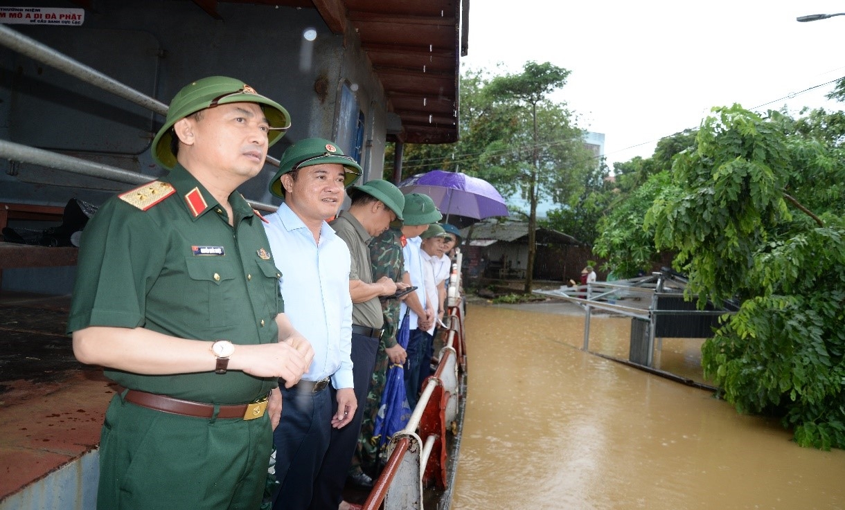 Sẵn sàng các phương sơ tán khi nước lũ sông Hồng vượt mức báo động tại Ba Vì