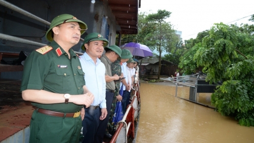 Sẵn sàng các phương sơ tán khi nước lũ sông Hồng vượt mức báo động tại Ba Vì