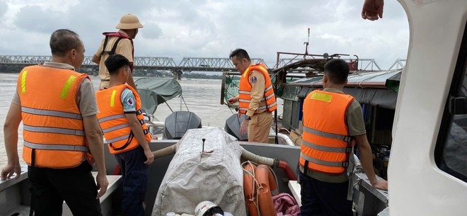 Cảnh sát giao thông triển khai cứu hộ, hướng dẫn các phương tiện khác lưu thông an toàn. Ảnh: CQCA