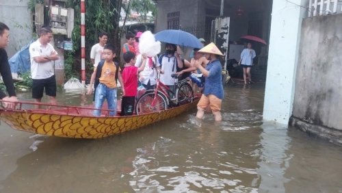 Dùng thuyền, xe kéo đưa con em qua khu vực ngập úng để đến trường