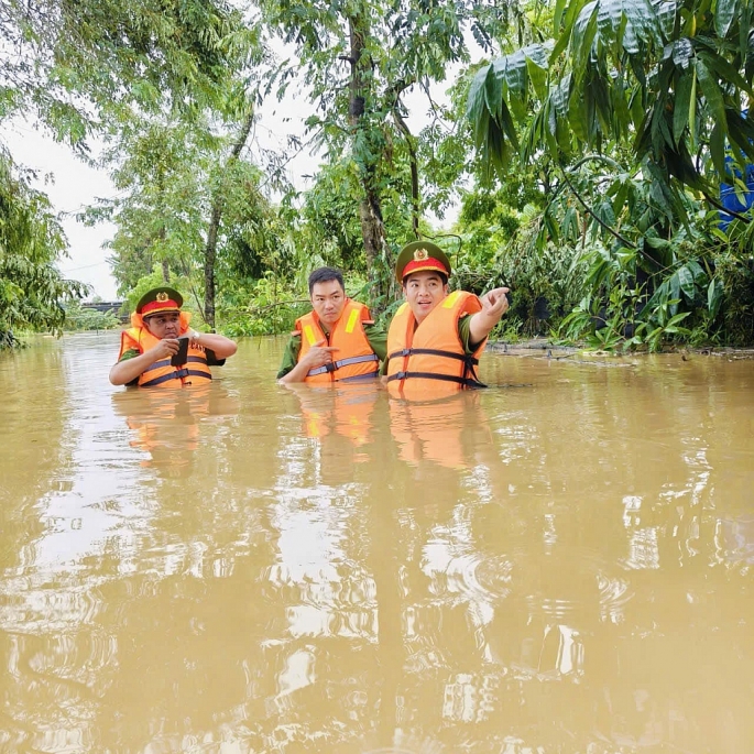 Công an quận Tây Hồ sẵn sàng chiến đấu với mưa bão để cứu nạn, cứu hộ trên địa bàn 24/24h