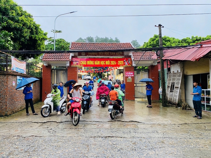 Dùng thuyền, xe kéo đưa con em qua khu vực ngập úng để đến trường