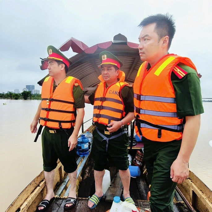 Công an quận Tây Hồ sẵn sàng chiến đấu với mưa bão để cứu nạn, cứu hộ trên địa bàn 24/24h