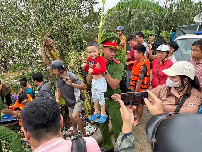 Công an quận Tây Hồ sẵn sàng chiến đấu với mưa bão để cứu nạn, cứu hộ trên địa bàn 24/24h