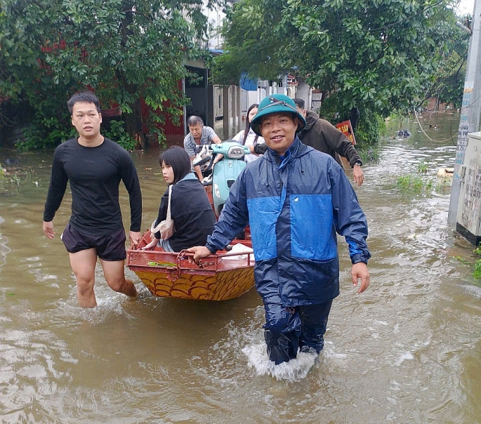 Dùng thuyền, xe kéo đưa con em qua khu vực ngập úng để đến trường