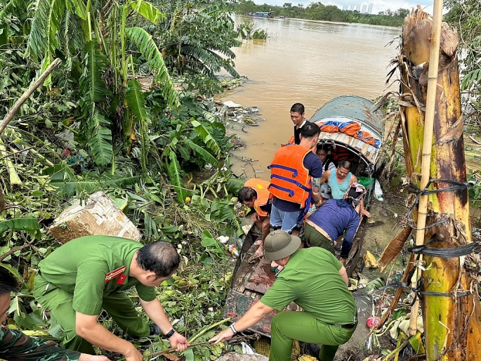 Công an quận Tây Hồ sẵn sàng chiến đấu với mưa bão để cứu nạn, cứu hộ trên địa bàn 24/24h