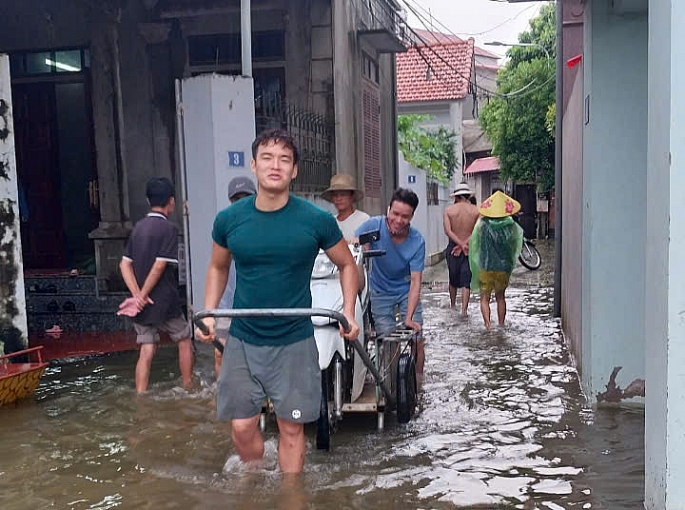 Dùng thuyền, xe kéo đưa con em qua khu vực ngập úng để đến trường