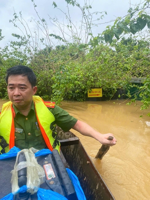 Công an quận Tây Hồ sẵn sàng chiến đấu với mưa bão để cứu nạn, cứu hộ trên địa bàn 24/24h