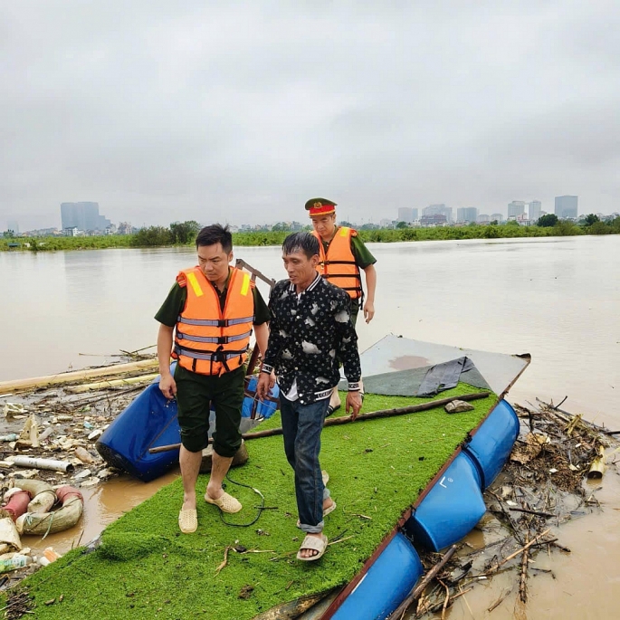 Công an quận Tây Hồ sẵn sàng chiến đấu với mưa bão để cứu nạn, cứu hộ trên địa bàn 24/24h