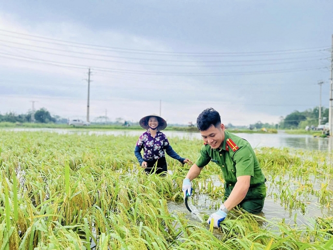 Công an huyện Ba Vì căng mình “chạy bão” giúp Nhân dân