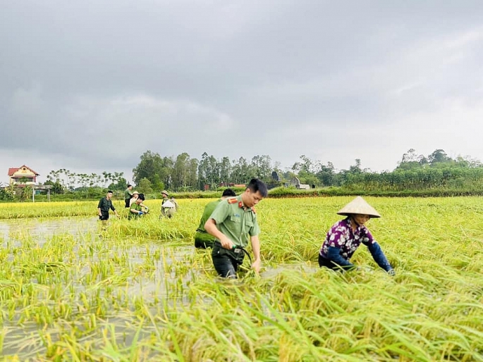 Công an huyện Ba Vì căng mình “chạy bão” giúp Nhân dân