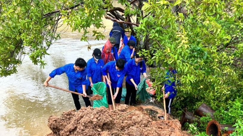 Hà Nội: tuổi trẻ Quốc Oai "đội mưa" chắn tràn trạm bơm, phòng chống ngập lụt