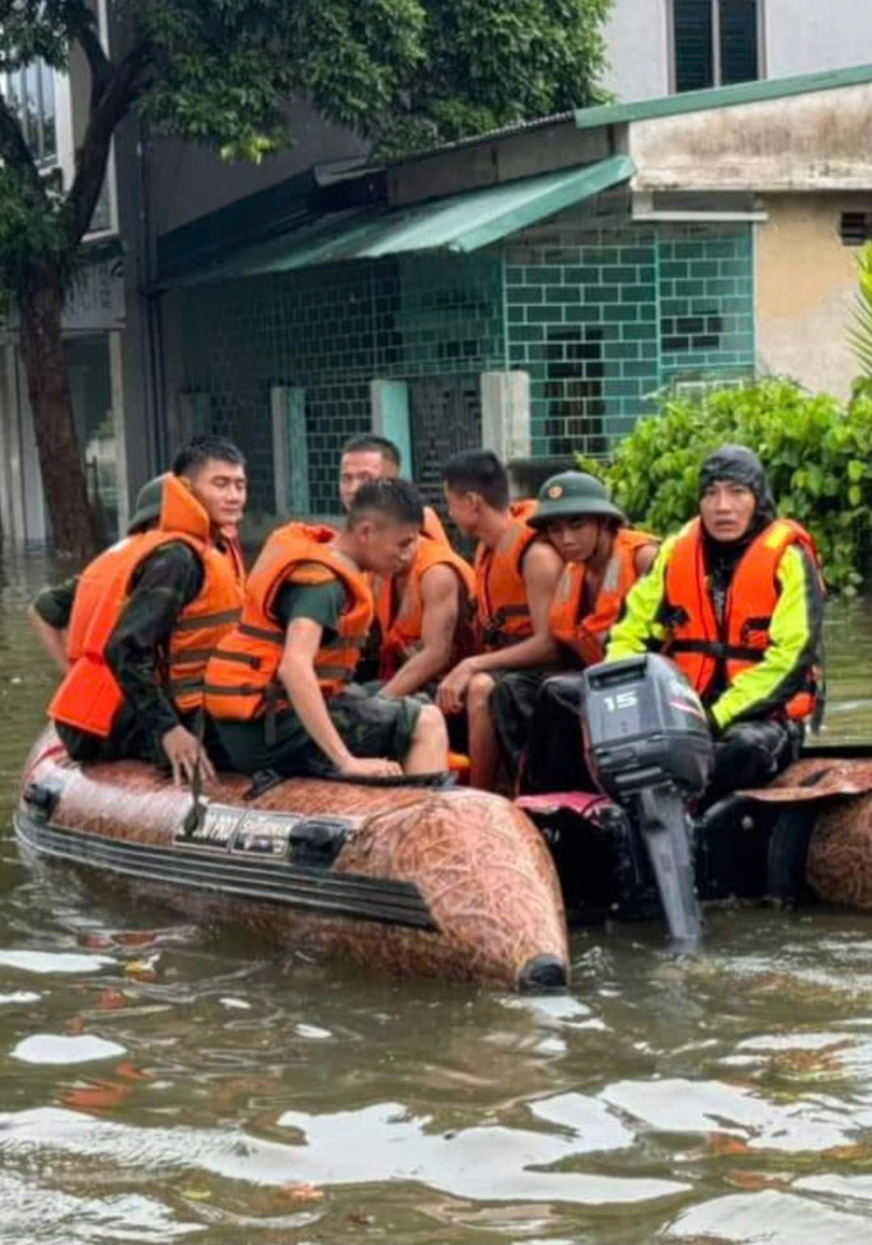 Những chiếc thuyền cứu hộ nghĩa tình của người Hà Nội trong đợt lũ cao nhất lịch sử