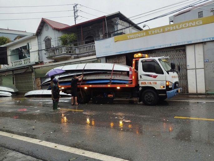 Những chiếc thuyền cứu hộ nghĩa tình của người Hà Nội trong đợt lũ cao nhất lịch sử