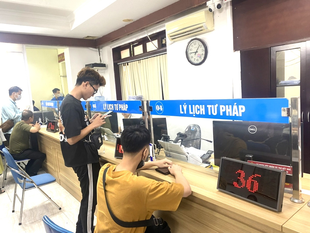 Người dân thực hiện yêu cầu cấp Phiếu lý lịch tư pháp tại Sở Tư pháp TP Hà Nội. Ảnh: Bạch Dương 