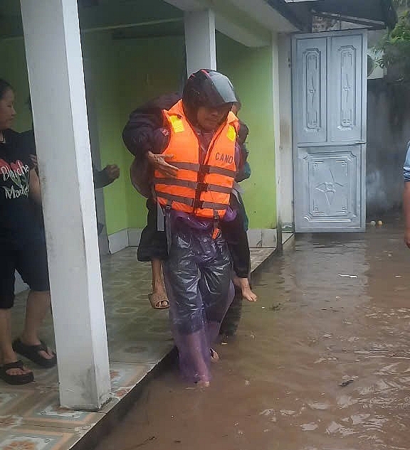 Lực lượng chức năng huyện Mỹ Đức hỗ trợ người dân có nhà bị ngập đến nơi an toàn