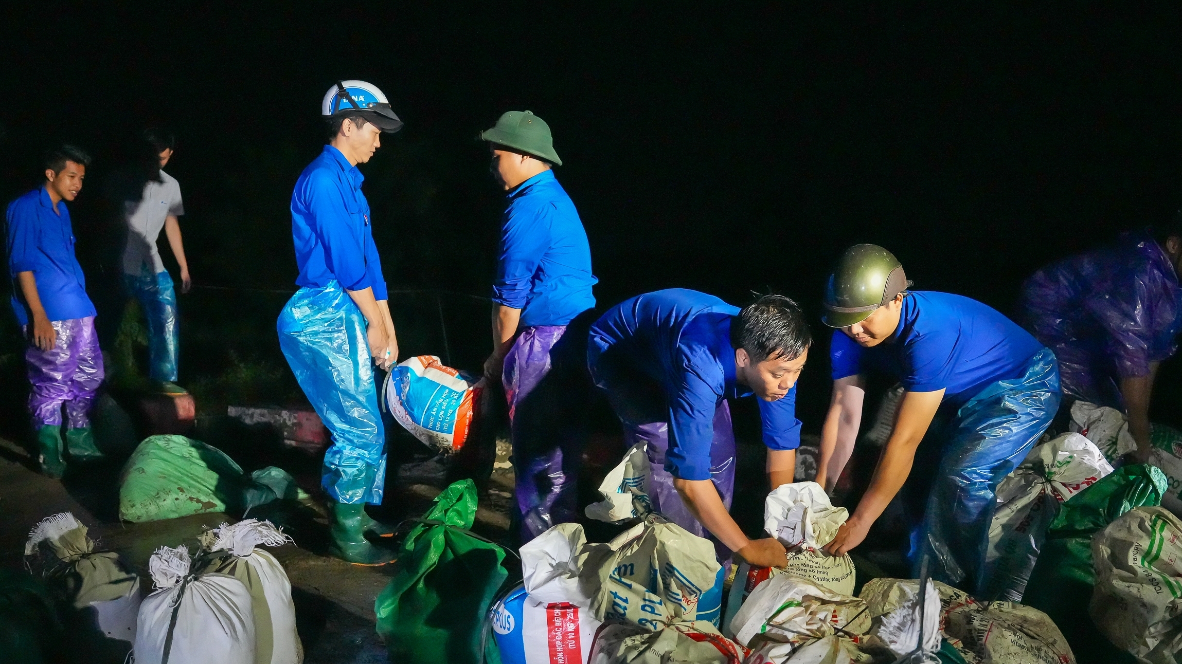 Hàng trăm Thanh niên huyện Thường Tín ra quân hỗ trợ người dân ngập lụt