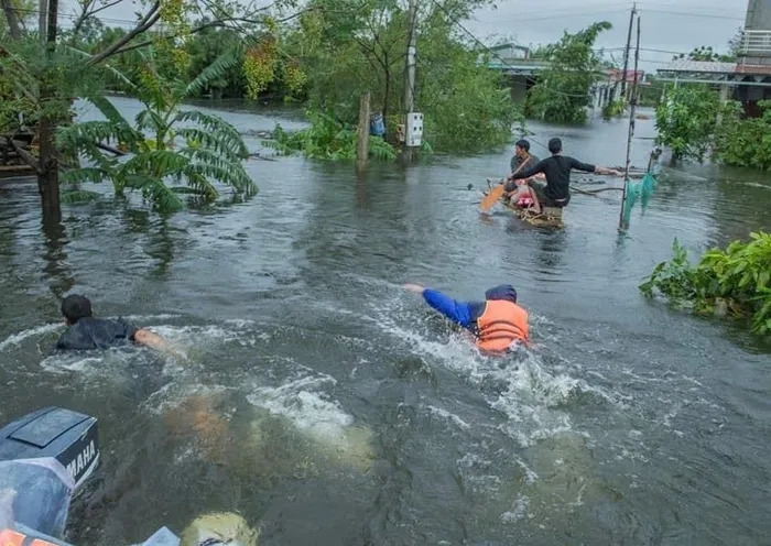 bất chấp, liều lĩnh bơi qua những vùng nước chảy xiết, không lường được độ sâu, lạ địa hình