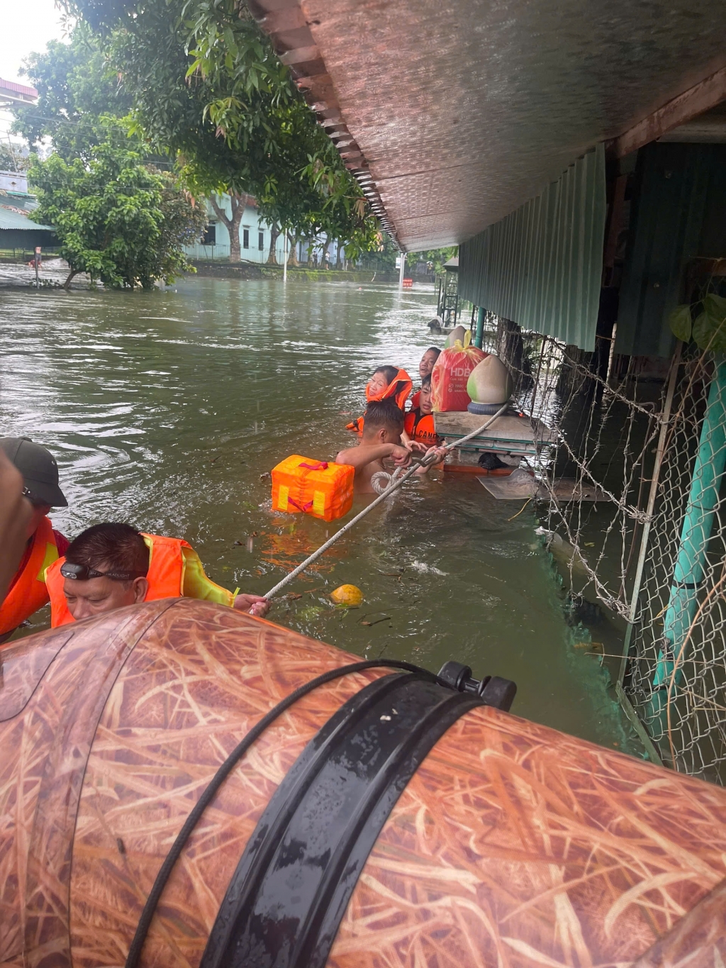 Những chiếc phao tròn kết lại với nhau được đội cứu hộ sử dụng để hỗ trợ người dân ở những địa hình khó tiếp cận. Ảnh minh họa: M.H