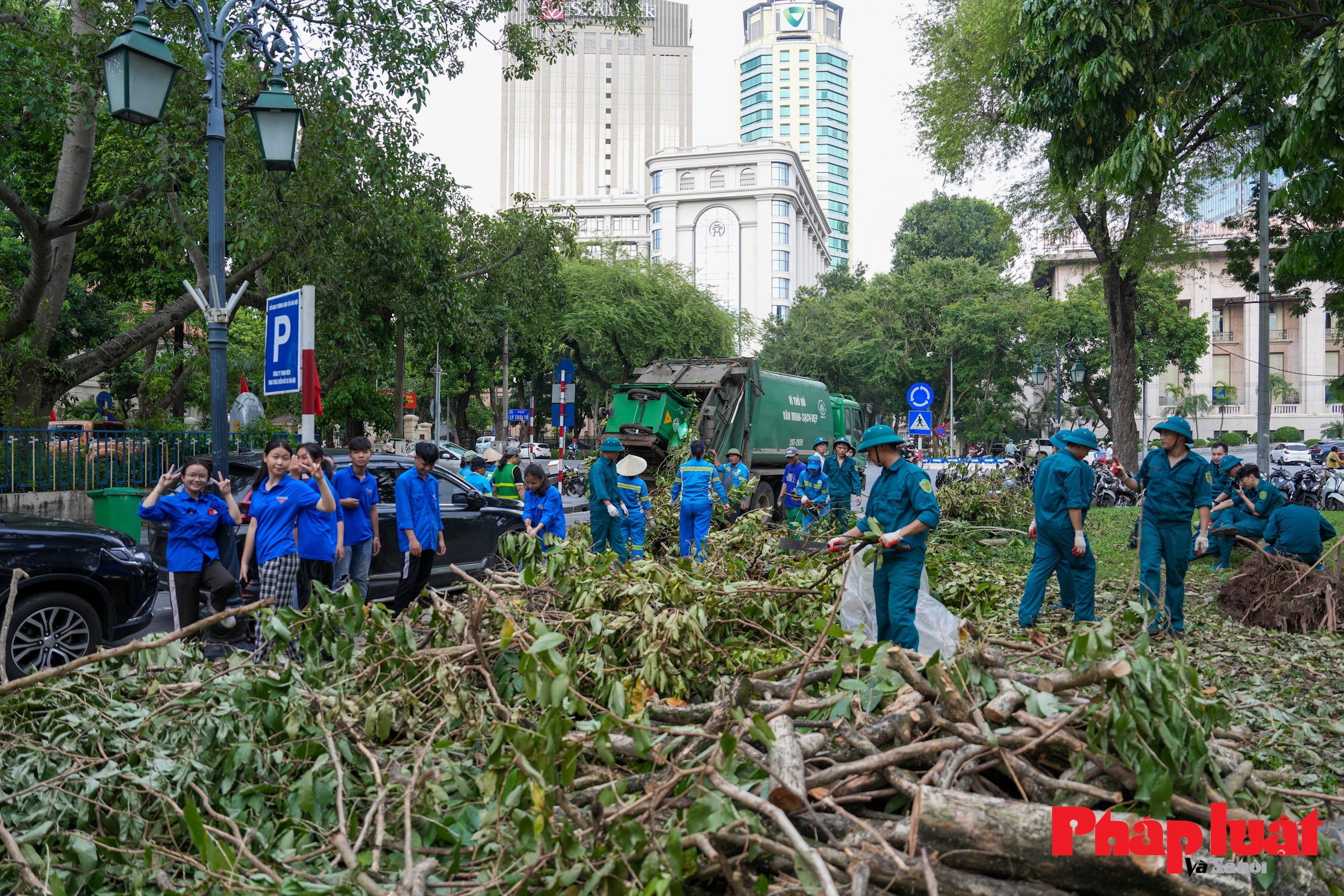 Lực lượng vũ trang, đoàn viên thanh niên quận Nam Từ Liêm, Hoàn Kiếm cùng dọn dẹp, vệ sinh môi trường khu vực hồ Hồ Gươm