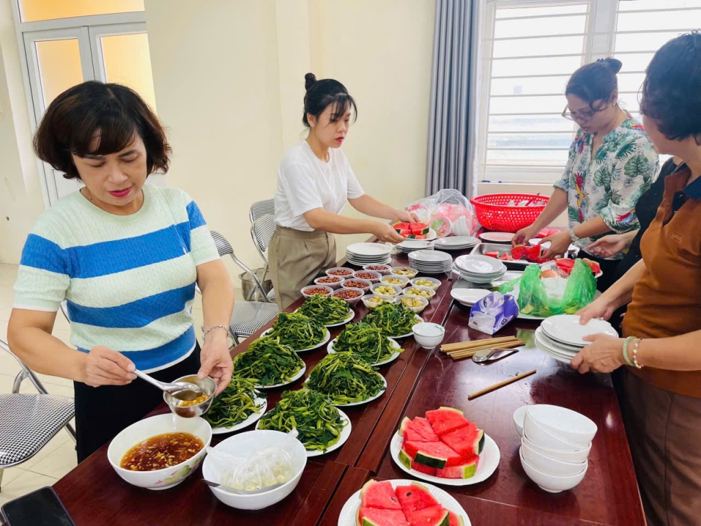 Hội LHPN quận Hoàng Mai nấu ăn phục vụ lực lượng tham gia chống bão lũ. Ảnh: Thu Hồng