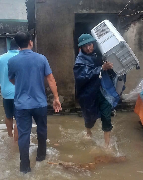 Lực lượng chức năng huyện Mỹ Đức hỗ trợ người dân di dời đến nơi an toàn. Ảnh: Văn Biên