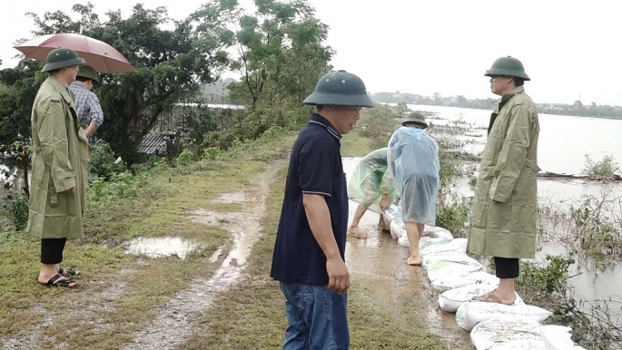 Chủ tịch UBND huyện Mỹ Đức Đặng Văn Triều đã đi kiểm tra, chỉ đạo công tác ứng phó lũ lụt, khắc phục hậu quả thiên tai tại xã Hương Sơn.